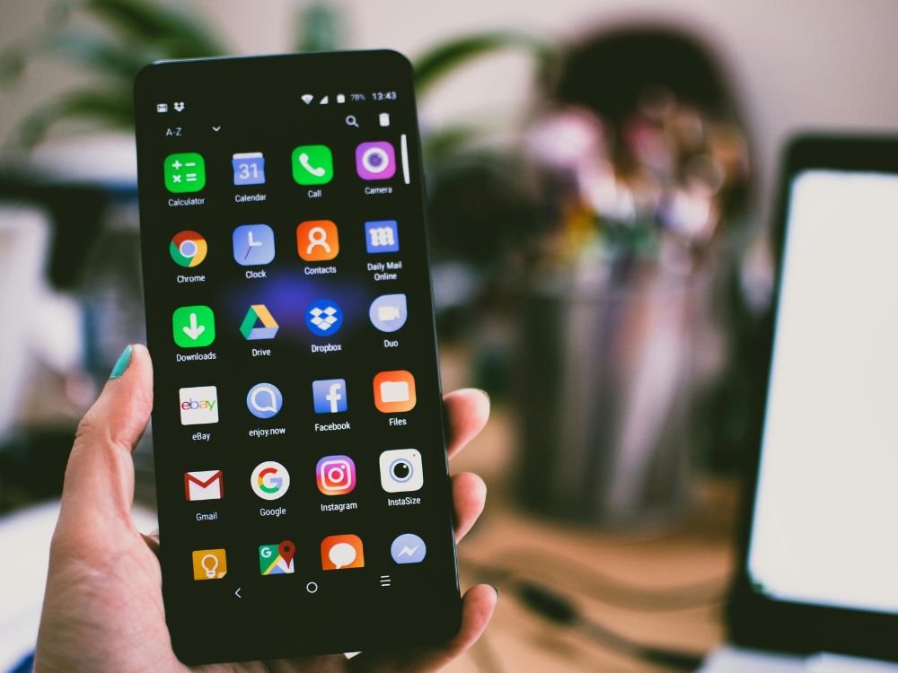 Smartphone com vários aplicativos. Organizá-los é um dos passos ensinados no artigo: Como organizar sua vida digital