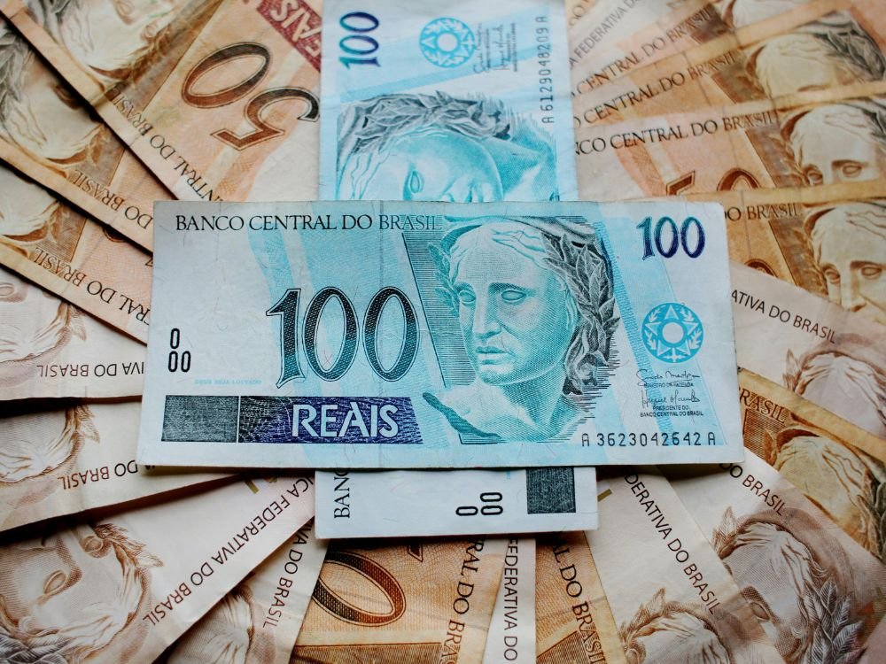 Notas de 100e 50 reais, ilustrando o dinheiro que é possível ganhar transformando hobbies em renda extra