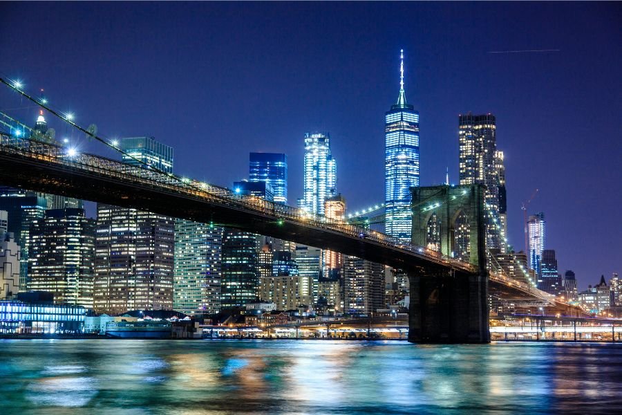 Fotografia Da Ponte do Brooklin Durante A Noite com os prédios ao fundo. Ilustrando um o post com 5 curiosidades e dicas sobre nova york